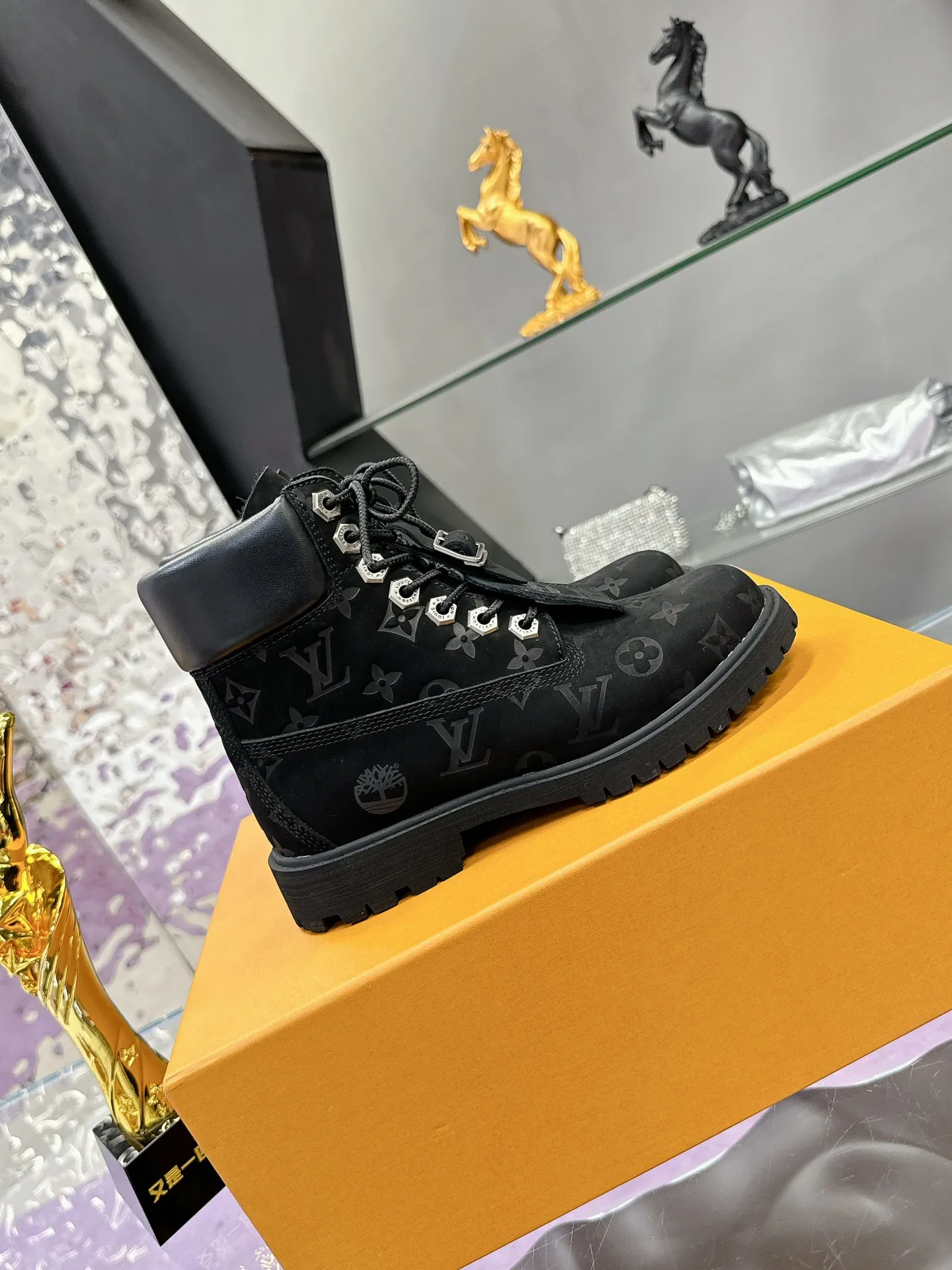 Factory price: 760💰 (Couple model) LV x Timberland Timberland joint model Presbyopia Rhubarb boots Ankle boots Short boots LV x Timberland ankle boots are made of Monogram embossed waterproof nubuck cow leather, relying on the brand's exquisite craftsmanship to carefully reshape the classic Timberland 6-inch boot shape in Italy, making an eye-catching appearance with American workwear style Men's men's shoes 💰Monogram created by harrell Williams The embossed tongue, original Timberland laces and outsole are exquisite details, and the leather label expresses the cooperation logo. Exquisite packaging at the delivery counter🛍📦 ▪️Material: Original custom imported first-layer cowhide ▪️Inner lining: Original custom leather lining ▪️Outsole: Original open-molded anti-slip rubber material ▪️Sole thickness: 3.5CM ▪️Size: Women's 35-40 ▪️Size: Men's size 39-44, customized 45, 46